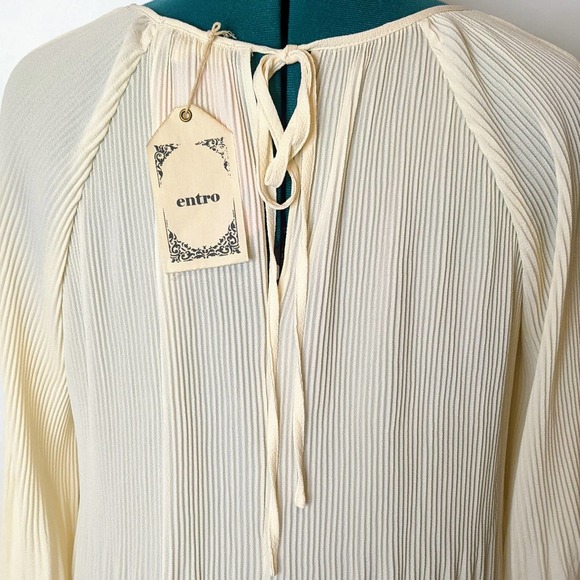 Entro Cream Cold Shoulder Long Sleeves Loose Fit Lightweight Blouse Size M NWT - Picture 5 of 7